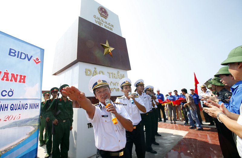 Cờ[-]Tổ[-]quốc[-]tung[-]bay[-]nơi[-]đảo[-]tiền[-]tiêu